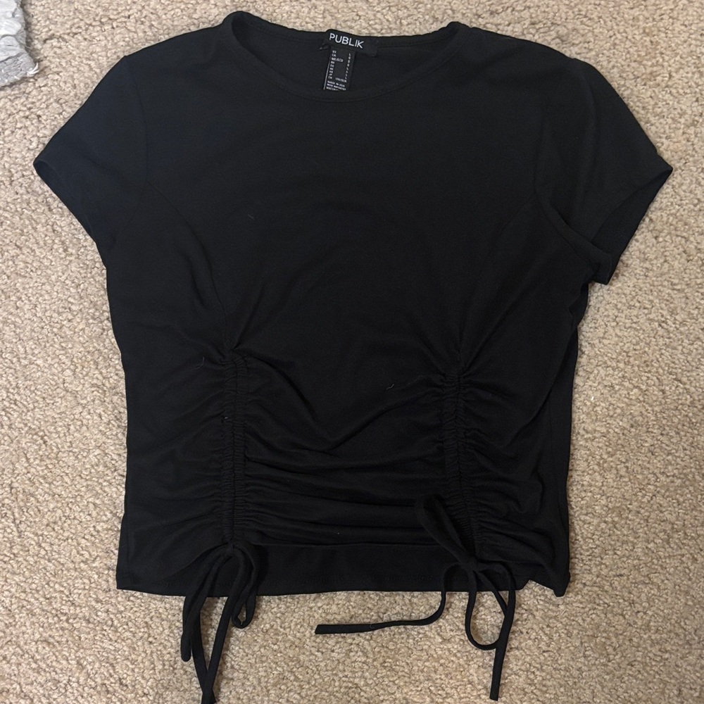Black ruched crop tee